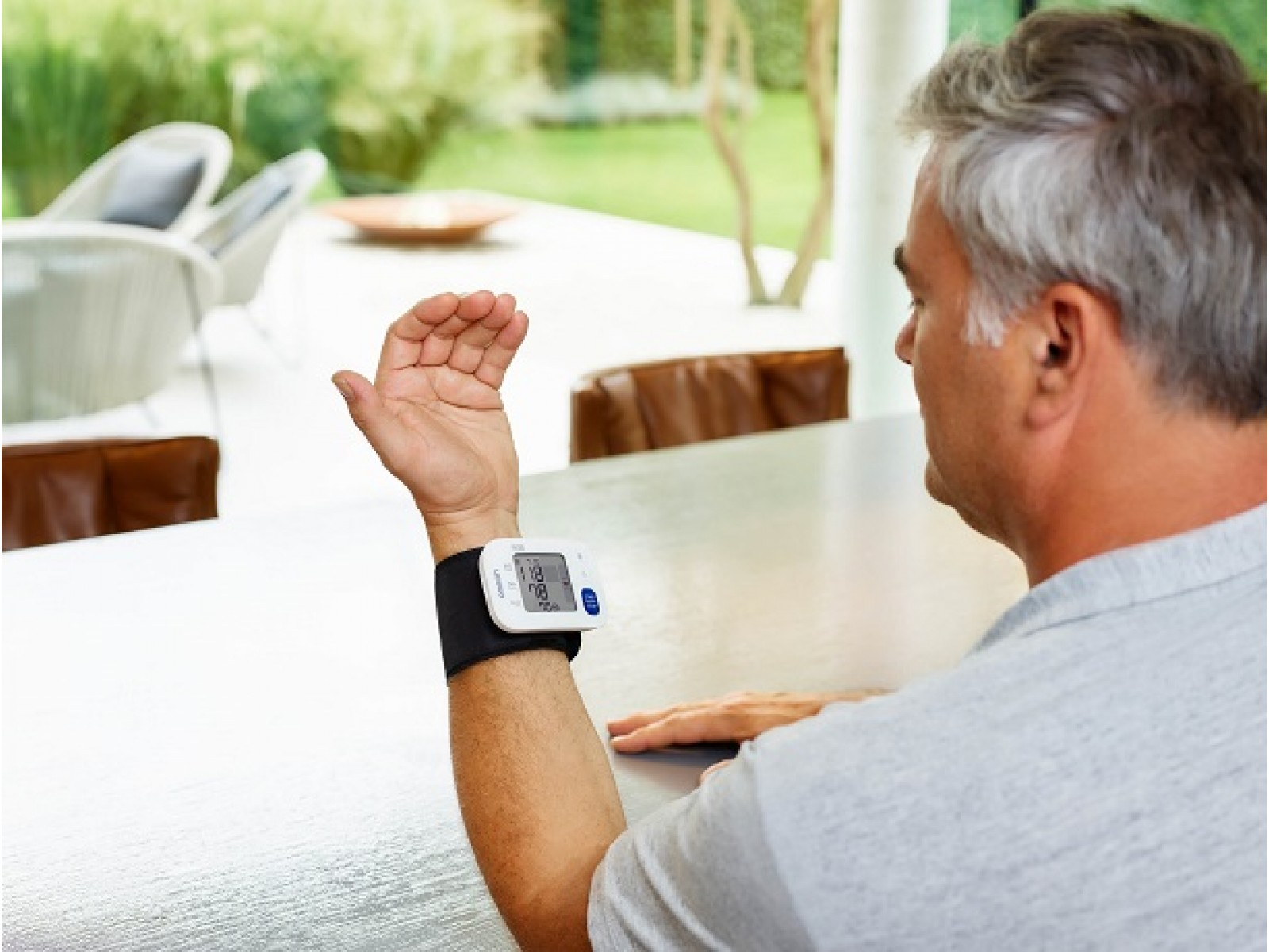 Тонометр omron platinum bp5450. Надежный тонометр. Высокое давление на тонометре. Тонометр омрон для пожилых. Тонометры омрон 2021.